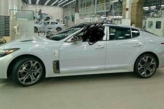 Sedan thể thao đầu tiên của Kia lộ diện trong nhà máy