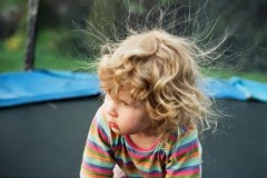 Tại sao hay bị giật “tê tê” khi chạm vào đồ vật trong mùa đông?