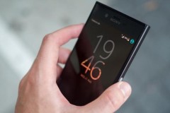 Thử nghiệm độ bền Xperia XZ: T&#224;n tạ chỉ với dao rọc giấy