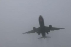 Video: Xem cảnh máy bay hạ cánh trong màn sương mù dày đặc