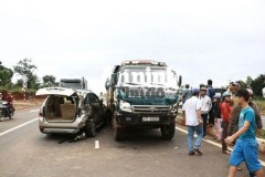 Xe ô tô 7 chỗ bị xe tải tông nát, 5 người may mắn thoát chết