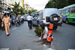 Xe ngân hàng nổ lốp leo dải phân cách, giao thông ùn ứ