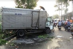 Ô tô tải húc đổ 2 cây xanh, lật nhào trên đường