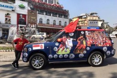 Fan "cuồng" dán ảnh đội tuyển Việt Nam kín Range Rover Autobiography
