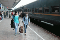 Đường sắt tụt hậu: Cự ly "vàng" cũng mất khách