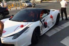 Thuê Ferrari 458 rước dâu gây tai nạn giữa đường