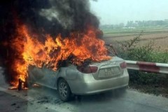 Hà Nội: Xe ô tô 5 chỗ bốc cháy trên cao tốc Pháp Vân – Cầu Giẽ