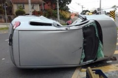 Brazil: Kawasaki Vulcan 900 Custom "húc đổ" ô tô