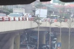 Hà Nội: Người đàn ông đi xe máy, bị văng từ cầu Chương Dương xuống đất