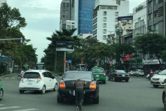 Sài Gòn: Bentley Continental Flying Spur "gặp nạn" được người đàn ông đẩy vào lề đường