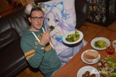 Thanh niên sống với gối in hình anime nữ như vợ chồng