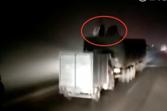 Clip trộm hàng trên xe tải giữa cao tốc như Fast and Furious