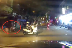 Clip va chạm xe máy bất ngờ ngay trước mũi ôtô trên phố Sài Gòn