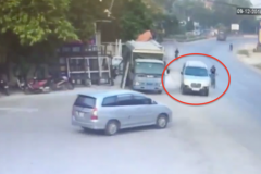 Clip xe Toyota Innova bị xe tải đâm ngang vì sang đường ẩu ở Lạng Sơn
