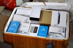 Ph&#225;t hiện l&#244; h&#224;ng smartphone kh&#244;ng giấy chứng từ