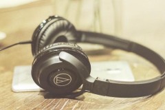 Tr&#234;n tay tai nghe Audio Technica ATH: &#194;m lớn, ho&#224;n thiện kh&#225;