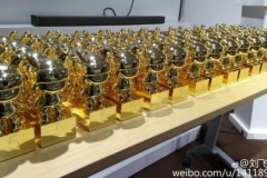 Xiaomi thưởng nh&#226;n vi&#234;n tượng thỏ bằng v&#224;ng r&#242;ng dịp cuối năm