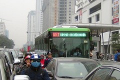 Buýt nhanh vẫn phải “ngụp lặn” trên làn đường dành riêng