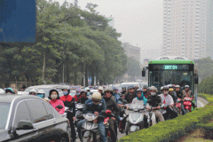 Ô tô, xe máy bủa vây buýt nhanh