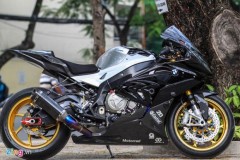 Siêu môtô BMW S1000RR độ dàn áo carbon ở Sài Gòn