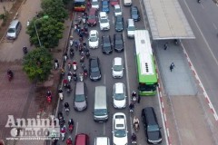 Xe buýt nhanh BRT bị "bao vây", "tạt đầu" đến nghẹt thở