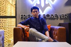 Hé lộ mức lương nữ nhân viên xinh đẹp của QTV Center nhận được sau tháng đầu tiên