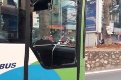 Ngày thứ 4 buýt nhanh: xe BRT bị ôtô tại đầu vỡ kính