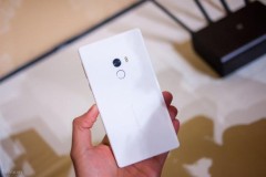 Cận cảnh Xiaomi Mi Mix trắng Ngọc Trinh: Đẹp đến nao l&#242;ng!