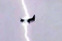 Kinh hoàng cảnh máy bay bị sét đánh giữa không trung