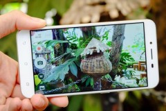 Nên mua smartphone cận trung cấp trong dịp đầu năm, vì...