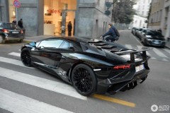 Siêu xe Lamborghini Aventador SV đen bóng hầm hố