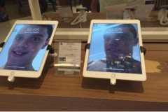 "Thánh lầy" đầu năm 2017: vào cửa hàng thay tất cả hình nền thành ảnh selfie của mình