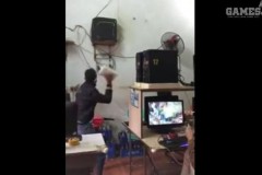 Thanh niên bực mình đập nát cả modem của quán net vì mạng quá chậm