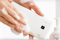 Thêm một phát minh độc đáo từ người Nhật: Điện thoại có thể tắm rửa hàng ngày