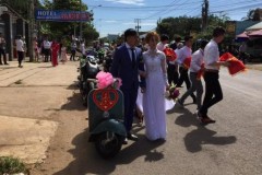 Vespa cổ cùng 15 chiếc mô tô "khủng" rước dâu tại Đồng Nai