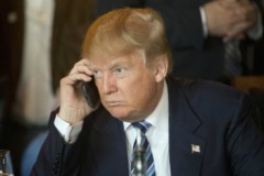 Bị ngăn cản Donald Trump vẫn “trung thành” với Galaxy S4