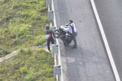 Clip hai thanh niên cuống cuồng bê xe máy khỏi đường cao tốc Hà Nội – Hải Phòng