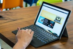 Surface Pro 5 sẽ kèm theo phụ kiện Mini Surface Dial, màn hình 4K và hỗ trợ eSIM