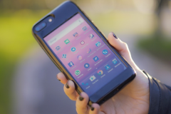 [SHOCK] Ốp lưng iPhone chạy hệ điều hành Android