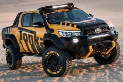 Chiêm ngưỡng “bò cạp sa mạc” Toyota Hilux Tonka khoe sắc trên cát cháy