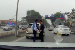 Hành động đẹp của 2 tài xế trên phố Hà Nội khiến nhiều người cảm phục