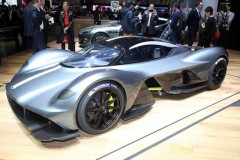 Sờ tận tay "Thần Trinh Nữ" Aston Martin Valkyrie giá siêu đắt