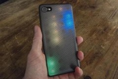 Trên tay Alcatel A5 LED, mặt lưng có đèn LED đổi màu