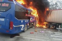 Xe khách và đầu kéo cháy rụi sau tai nạn tại Thanh Hóa