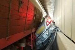 Container chuyển làn đột ngột chèn nát xe hơi, tài xế may mắn sống sót