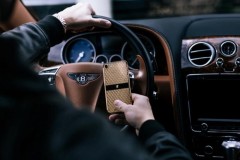 Bộ sưu tập điện thoại "chất nghệ" cho quý ông đi xe sang