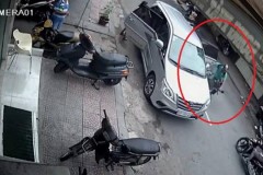 "Ông Tây" mở cửa Innova bất cẩn khiến người đi xe máy gặp tai nạn