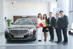 Ngọc Trinh mặc giản dị trong lễ nhận xe Mercedes-Benz Maybach giá 11 tỷ đồng