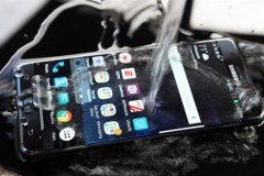 Những sai lầm nguy hiểm khi cứu smartphone bị vào nước