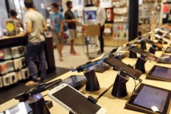 Smartphone giảm giá: Hãng được gì và chúng ta được gì?